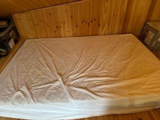 Colchón nuevo 135cm, sábanas, protector y edredón.