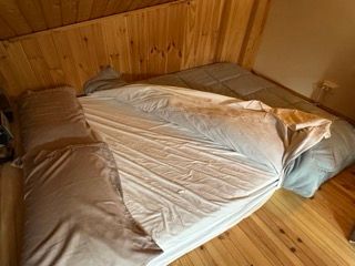 Colchón nuevo 135cm, sábanas, protector y edredón.