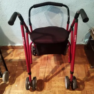 Andador rojo con asiento y ruedas