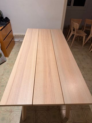 Mesa de comedor de madera