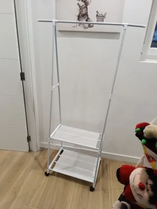 Burro para ropa de metal blanco