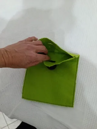 Nécessaire verde con bottone viola