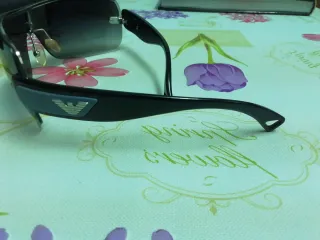 Gafas de sol negras.