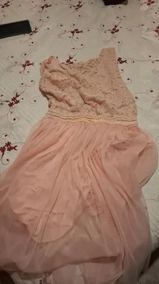 Vestido rosa claro de encaje y tul