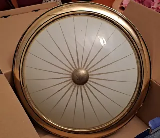 Plafón de techo dorado y blanco