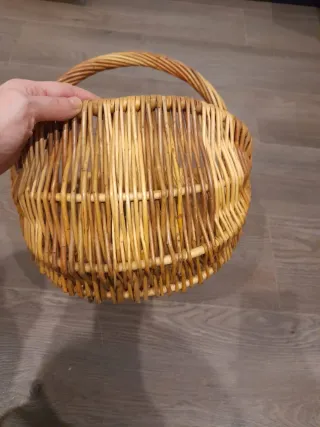 Cesta de mimbre con asa