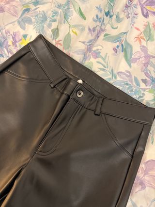 Pantalones piel Calzedonia.