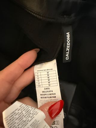 Pantalones piel Calzedonia.