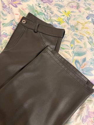 Pantalones piel Calzedonia.