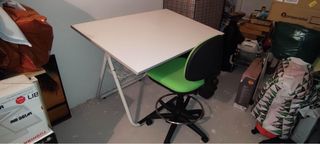 Mesa de dibujo y silla de estudio