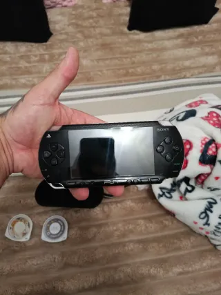Sony PSP Negra + 2 UMDs