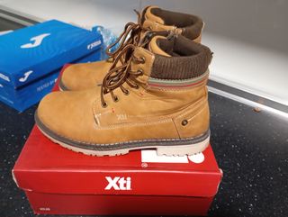 Botas niño Xti Talla 39.