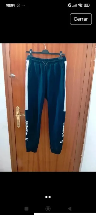 Pantalón chándal negro con detalles
