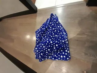 Manta de sofá azul con estrellas blancas