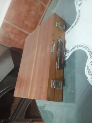 Maletín de pintura antiguo con paleta y pinceles