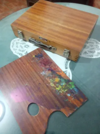 Maletín de pintura antiguo con paleta y pinceles