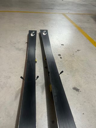 Esquís Elan con fijaciones