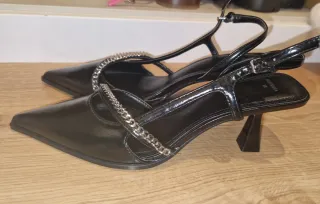 Zapatos de tacón negros con cadena