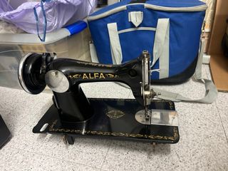 Máquina de coser Alfa antigua