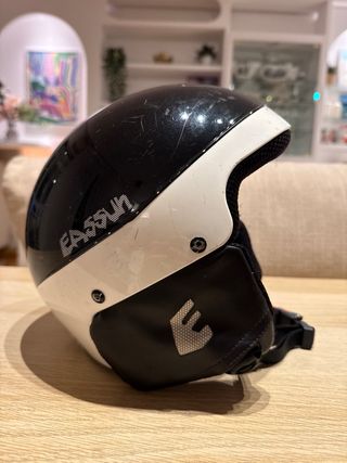 Casco de esquí negro y blanco