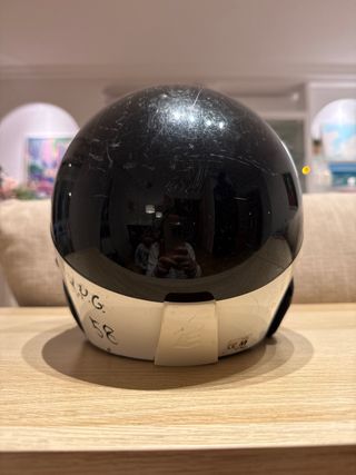 Casco de esquí negro y blanco