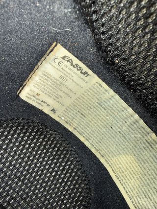 Casco de esquí negro y blanco