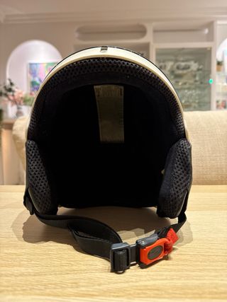 Casco de esquí negro y blanco