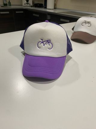 Gorra trucker morada con logo de bicicleta