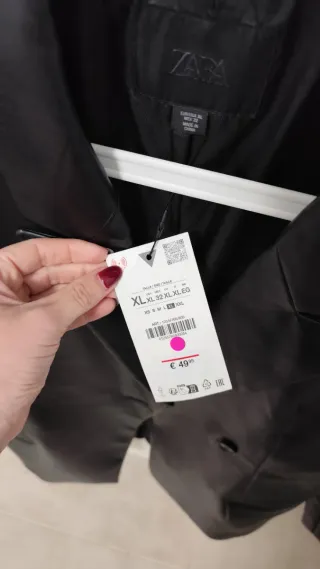 Blazer Zara cuero entallada hombreras