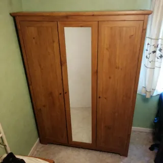 Armario de madera con espejo