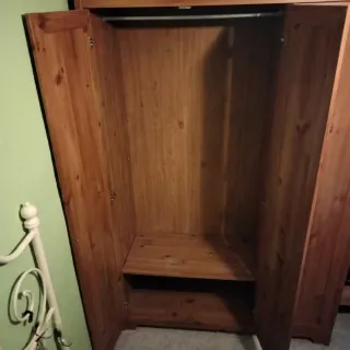 Armario de madera con espejo