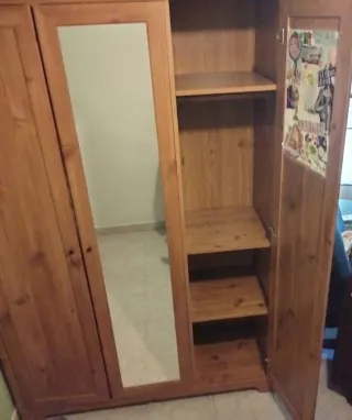Armario de madera con espejo
