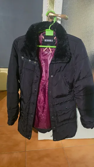 Abrigo Bershka Negro Forro Morado Talla L