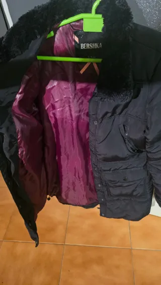 Abrigo Bershka Negro Forro Morado Talla L