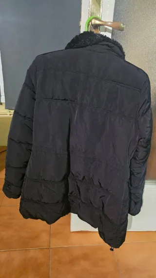 Abrigo Bershka Negro Forro Morado Talla L