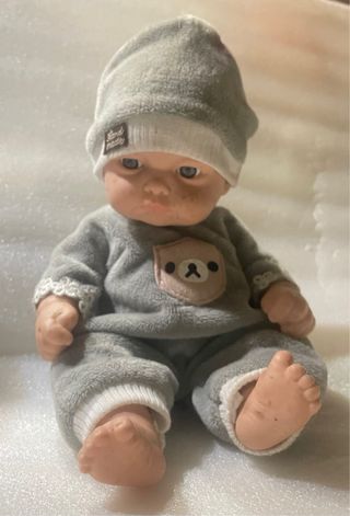 Muñeco bebé tipo reborn pololo gris, muy realista