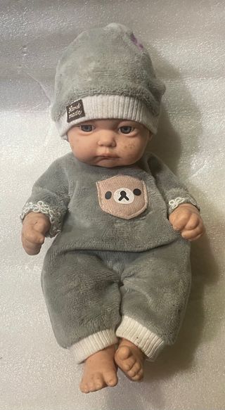 Muñeco bebé tipo reborn pololo gris, muy realista