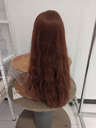 Peluca castaña ondulada