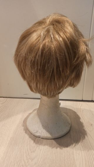 Peluca castaña ondulada