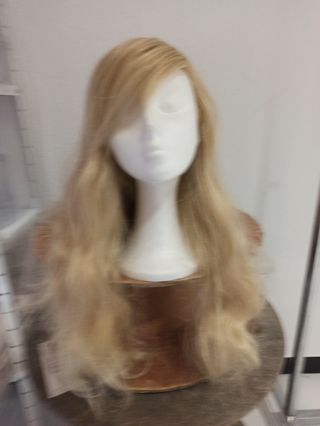 Peluca castaña ondulada