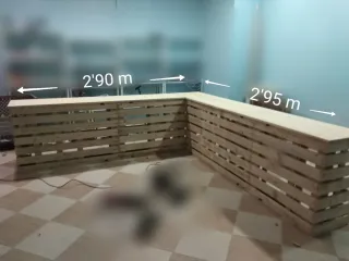 Mostrador de madera hecho a mano con palets