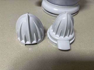 Exprimidor eléctrico blanco