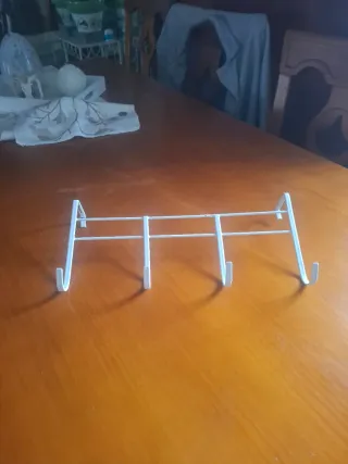 Perchas metálicas para puertas