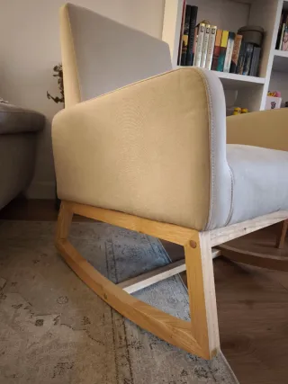 Sillón mecedora tela beige y madera