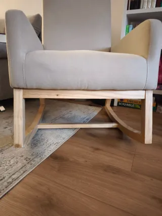 Sillón mecedora tela beige y madera