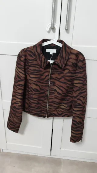 Chaqueta corta animal print