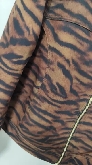 Chaqueta corta animal print