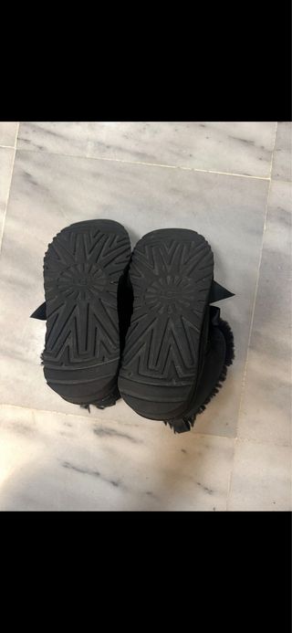 Botas UGG Negras con Lazos