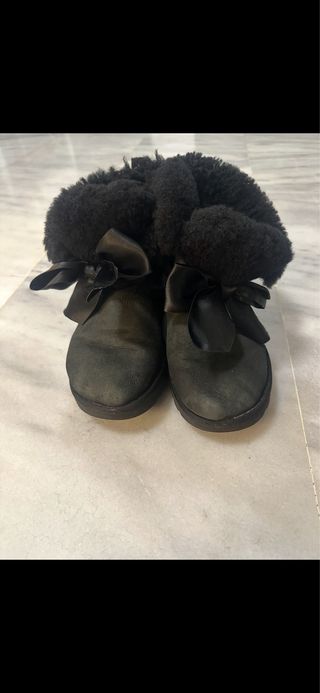 Botas UGG Negras con Lazos