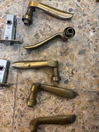 Manillas y cerraduras de latón